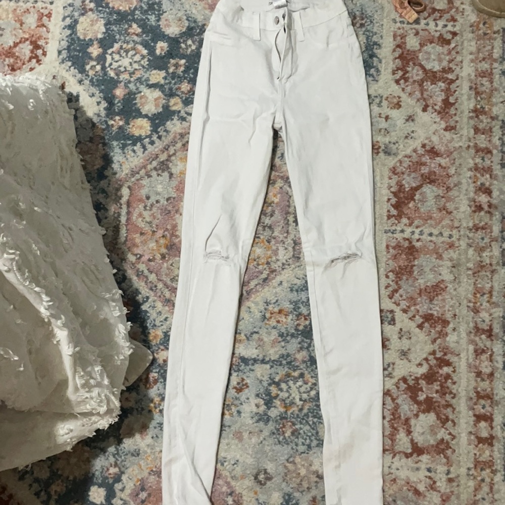 White Skinny Jeans with Knee Rip